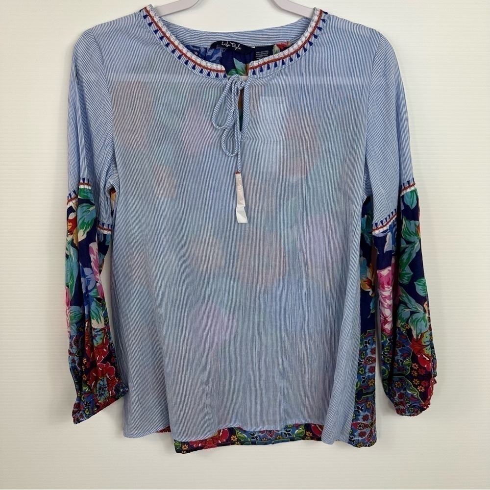 LIFE STYLE Sz S Mini Stripe and Floral Keyhole Top NWT